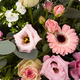 Dessus de cercueil Hymne en triangle avec lys roses, germinis et roses pour hommage floral - 123fleurs