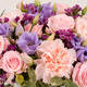Composition de deuil Douceur Éternelle, roses roses et lisianthus mauve en coupe blanche