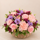 Composition de deuil Douceur Éternelle, roses roses et lisianthus mauve en coupe blanche