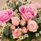 Composition de deuil Éloge, roses roses et mini-roses en coupe pierre