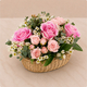 Composition de deuil Éloge, roses roses et mini-roses en coupe pierre