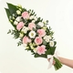 Gerbe à main de deuil Clémence composée de fleurs rose pâle et blanches avec feuillage