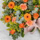 Osiris - Gerbe de fleurs piquée aux tons orange et feuillages