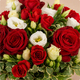 Composition de deuil Hélios, roses rouges et lisianthus blanc en panier osier