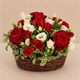 Composition de deuil Hélios, roses rouges et lisianthus blanc en panier osier