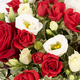 Hélios - Composition florale rouge et blanche en panier pour deuil
