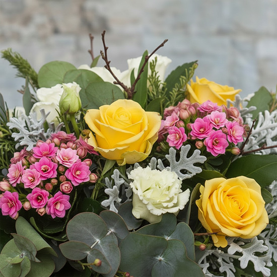 Cette création florale est idéale pour fleurir une tombe ou un jardin du souvenir lorsque vous ne pouvez pas être présent mais souhaitez témoigner de votre soutien et de votre affection. Réalisée par un artisan fleuriste.