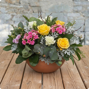 Cette création florale est idéale pour fleurir une tombe ou un jardin du souvenir lorsque vous ne pouvez pas être présent mais souhaitez témoigner de votre soutien et de votre affection. Réalisée par un artisan fleuriste.