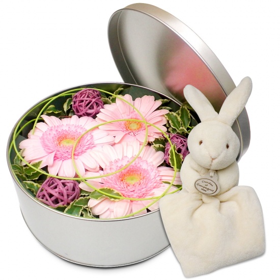 Vous cherchez un cadeau fleurs original et émouvant pour une jeune maman, un cadeau naissance surprenant ? Offrez un bouquet de fleurs en boite ! 