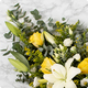 Gerbe à main de deuil Kéa, tons jaunes et blancs, composition sur-mesure par un artisan fleuriste