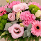 Composition de deuil Louange, roses roses et gerberas en cache-pot zinc