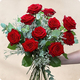 Bouquet Mon amour avec roses rouges et feuillage, en vase, création florale artisanale