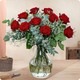 Bouquet Mon amour avec roses rouges et feuillage, en vase, création florale artisanale