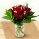 Bouquet de roses rouges avec muguet dans un style classique