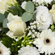 Coussin de deuil rond composé de roses blanches, gerberas blancs et eucalyptus