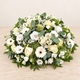 Coussin de deuil rond composé de roses blanches, gerberas blancs et eucalyptus
