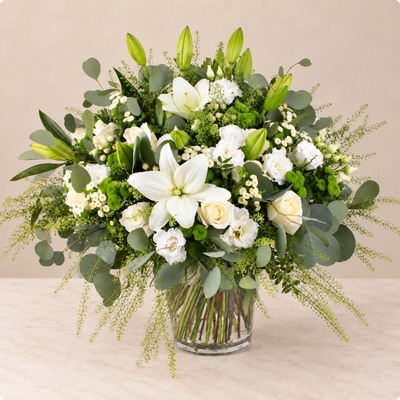 Paradis blanc – bouquet de deuil en lys et roses blanches, feuillage vert