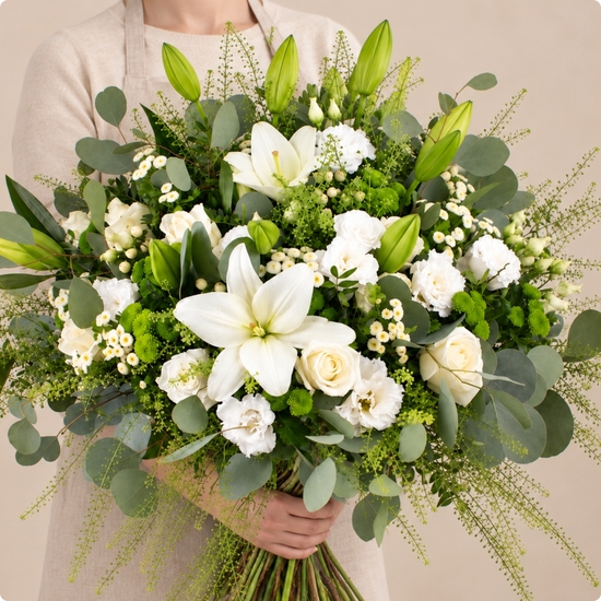 Paradis blanc – bouquet de deuil en lys et roses blanches, feuillage vert