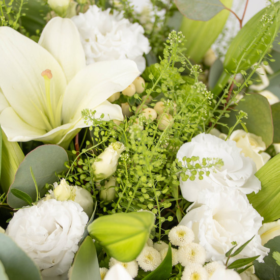 Paradis blanc – bouquet de deuil en lys et roses blanches, feuillage vert