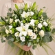 Bouquet de deuil Paradis blanc composé de lys blancs, roses blanches et feuillage vert