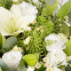 Bouquet de deuil Paradis blanc composé de lys blancs, roses blanches et feuillage vert