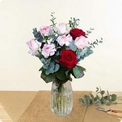 Laissez parler votre cœur avec le Petit bouquet Romantique, une création florale pleine de tendresse.