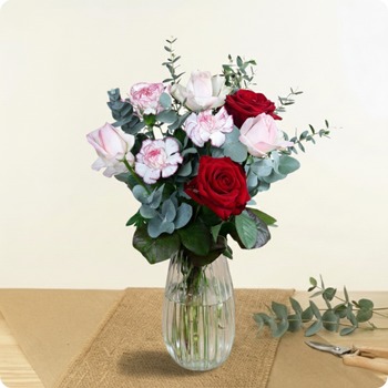Laissez parler votre cœur avec le Petit bouquet Romantique, une création florale pleine de tendresse.