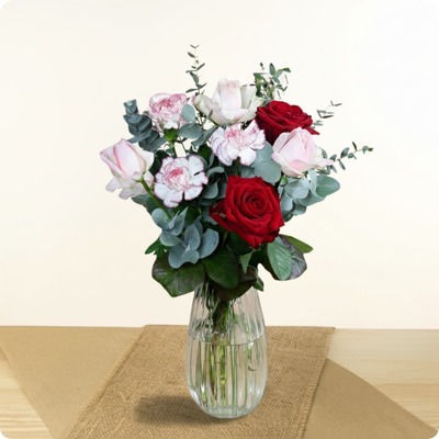 Laissez parler votre cœur avec le Petit bouquet Romantique, une création florale pleine de tendresse.