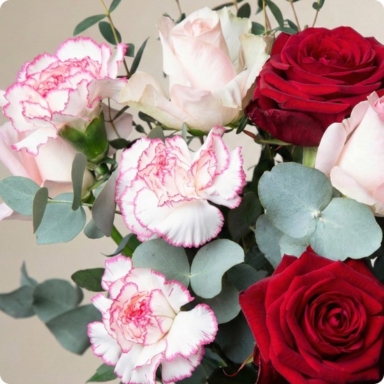 Laissez parler votre cœur avec le Petit bouquet Romantique, une création florale pleine de tendresse.