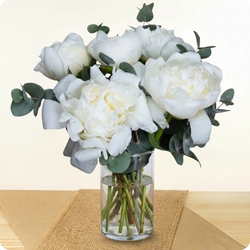 Votre bouquet est préparé avec attention, selon vos souhaits, en respectant le style, les couleurs et les fleurs principales que vous avez choisies.