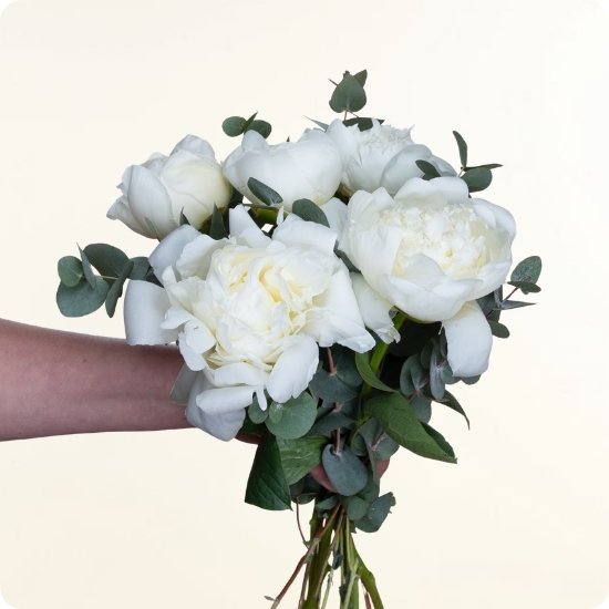 Votre bouquet est préparé avec attention, selon vos souhaits, en respectant le style, les couleurs et les fleurs principales que vous avez choisies.