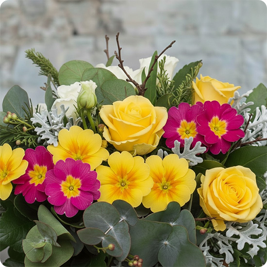 Une composition de fleurs de saison et plantes pour fleurir un cimetière ou un jardin du souvenir avec livraison aujourd’hui partout en France.