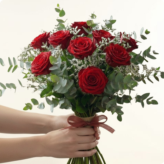 Roses rouges avec son feuillage blanc et vert