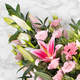 Gerbe à main de deuil Saphir, tons roses, composition sur-mesure par un artisan fleuriste