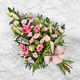 Gerbe à main de deuil Saphir, tons roses, composition sur-mesure par un artisan fleuriste