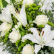 Gerbe à main de deuil Serena, tons blancs, composition sur-mesure par un artisan fleuriste