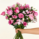 Bouquet Simplement Rose, roses et lisianthus tons roses tenu à la main