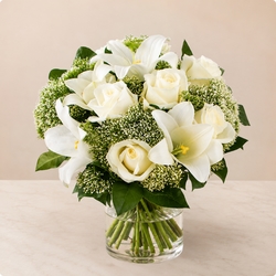 Sincères condoléances, bouquet rond en lys et roses blanches