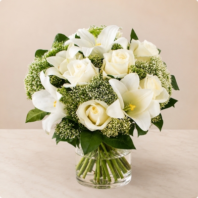 Sincères condoléances, bouquet rond en lys et roses blanches