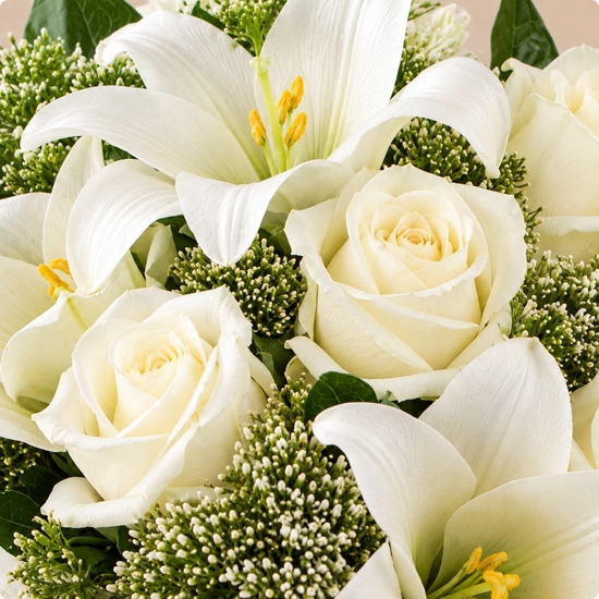 Sincères condoléances, bouquet rond en lys et roses blanches