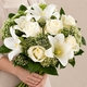 Bouquet de condoléances composé de lys blancs, roses blanches et feuillage vert