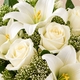 Bouquet de condoléances composé de lys blancs, roses blanches et feuillage vert