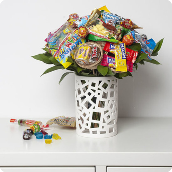 Retrouvez tous les plaisirs gourmands de votre enfance dans ce bouquet de bonbons insolite signé Aquarelle. Sucettes, guimauves et sucreries acidulées vous attendent !